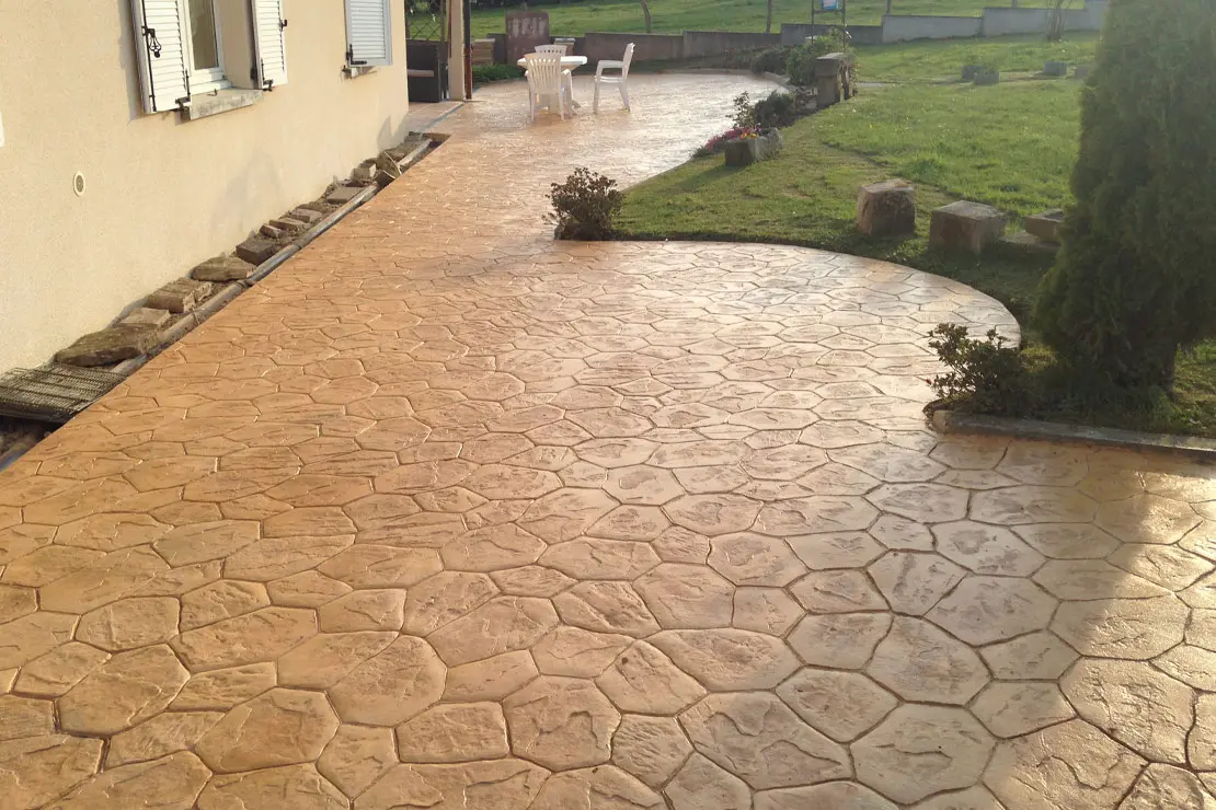 Jardin avec revêtement en béton imprimé.